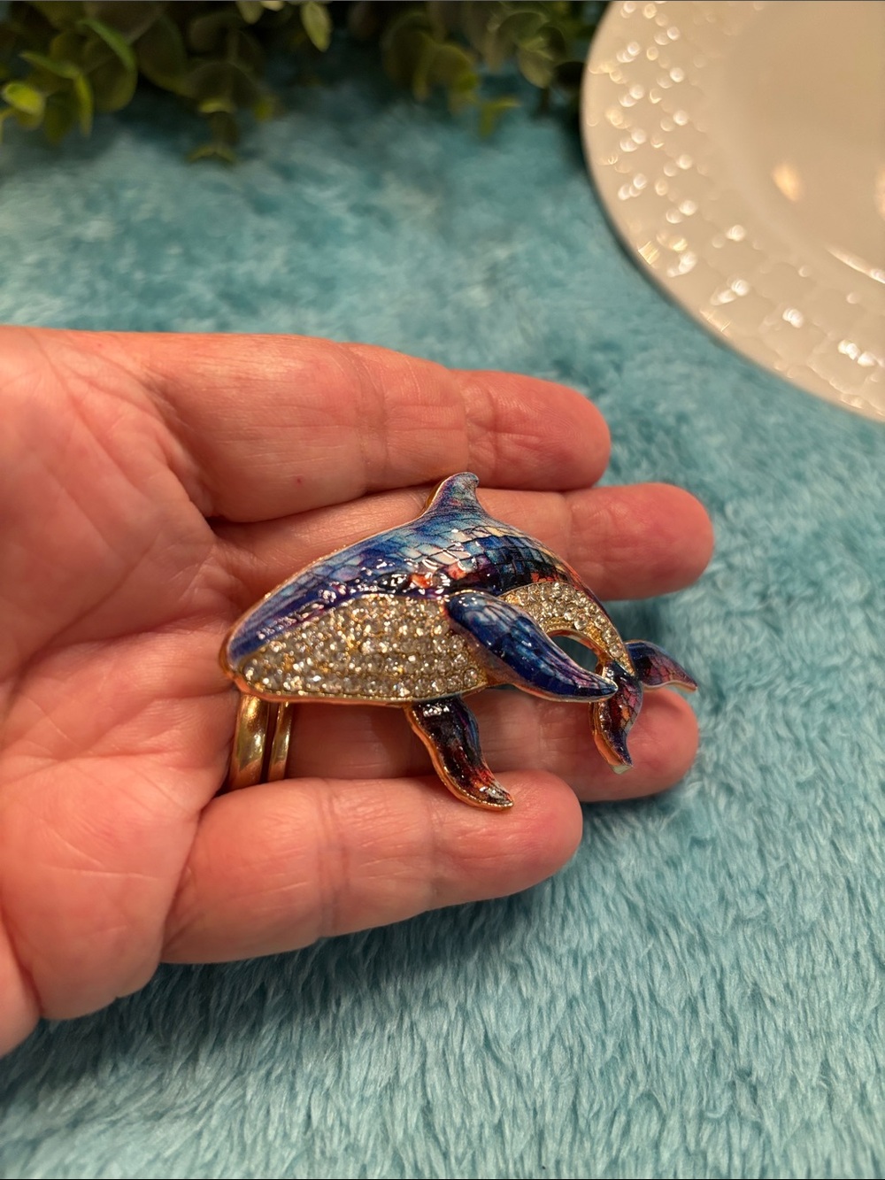 Beach Ocean Sea Life Crystal Encrusted Whale Brooch Pin NWT 2.75x1.75โ - Picture 10 of 15